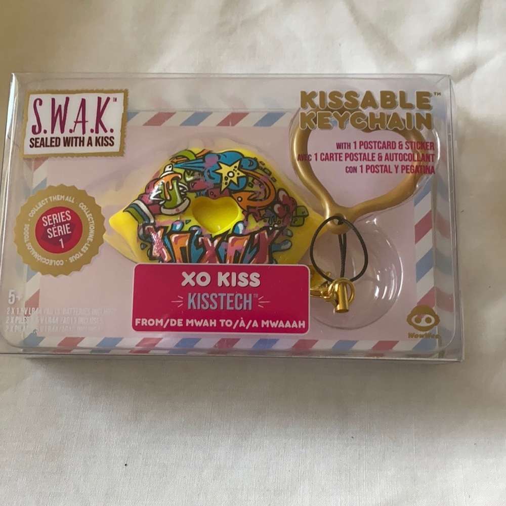 🎁New🎁 Kissable Keychain w/1 Postcard &  Sticker